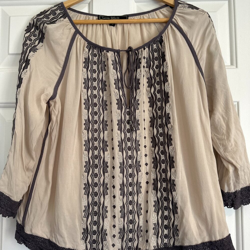 Love Stitch embroidered top med